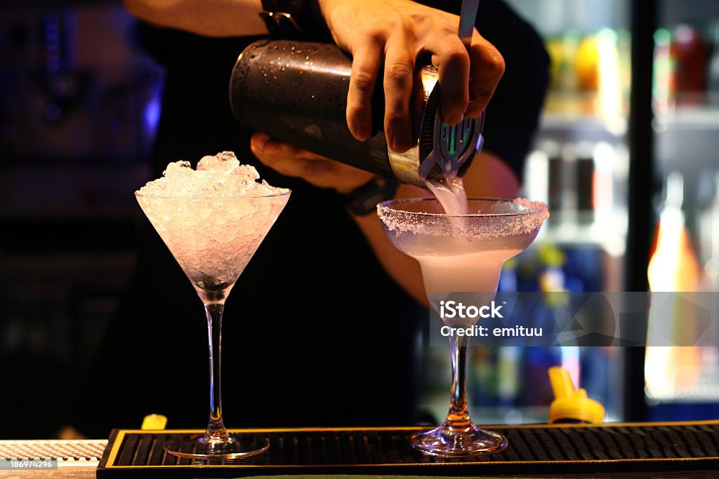 Barmen rende cocktail - Foto stock royalty-free di Adulto