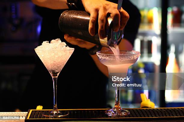 Barmen Rende Cocktail - Fotografie stock e altre immagini di Adulto - Adulto, Alchol, Ambientazione interna