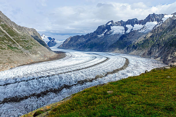 вид на ледник altesch - aletsch glacier european alps mountain range eiger стоковые фото и изображения