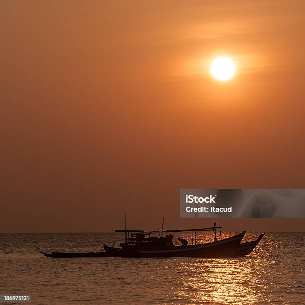 Navio De Pesca - Fotografias de stock e mais imagens de Anoitecer - Anoitecer, Ao Ar Livre, Baía de Bengala