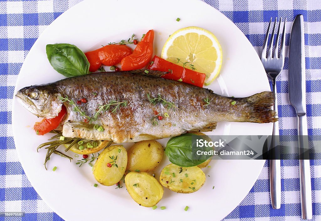 Trucha arco iris a la parrilla con romero y pimienta roja, papas - Foto de stock de A cuadros libre de derechos