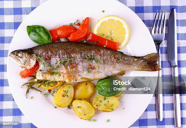 Trucha Arco Iris A La Parrilla Con Romero Y Pimienta Roja Papas Foto de stock y más banco de imágenes de A cuadros