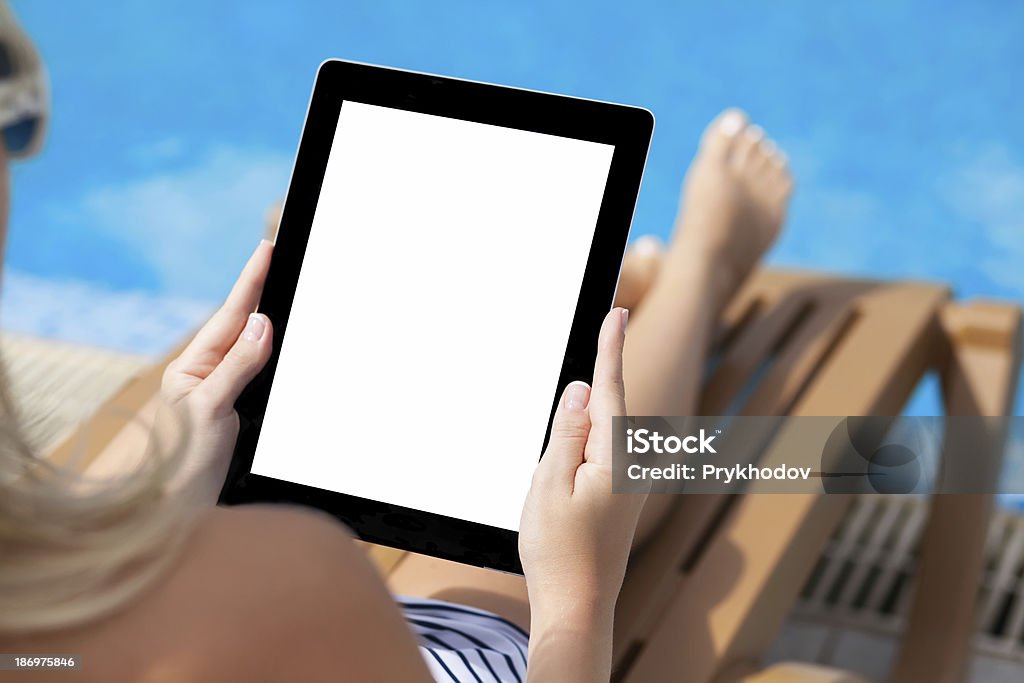 Dziewczynka w Kostium kąpielowy leżeć na słońce Leżak przy basenie - Zbiór zdjęć royalty-free (Basen)