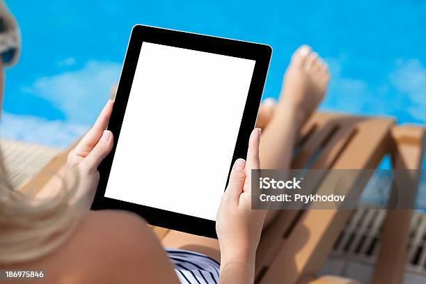Dziewczynka W Kostium Kąpielowy Leżeć Na Słońce Leżak Przy Basenie - zdjęcia stockowe i więcej obrazów Basen