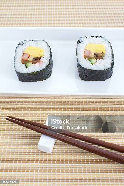 Photo libre de droit de Makizushi Délicieux Rouleaux De Sushi banque d'images et plus d'images libres de droit de Aliment - Aliment, Baguettes chinoises, Caviar