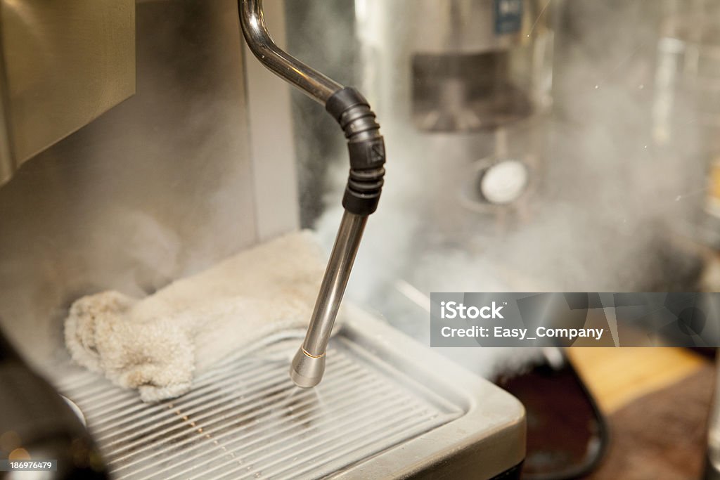 Acqua bollente in una tazza di caffè. - Foto stock royalty-free di Acciaio