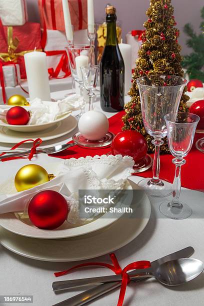 Wafer E Regalo Di Natale Tabella - Fotografie stock e altre immagini di Albero - Albero, Albero di natale, Ambientazione