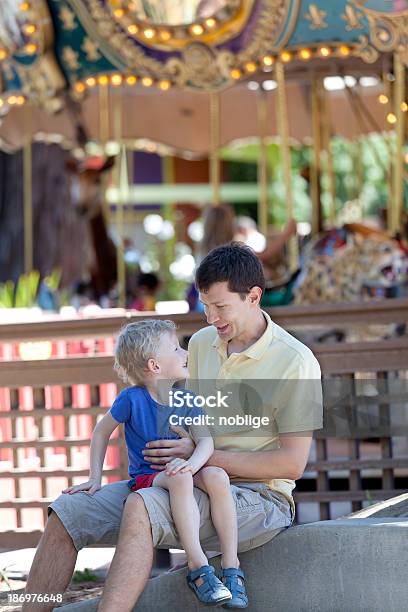 Familia En El Parque De Diversiones Foto de stock y más banco de imágenes de Actividad - Actividad, Adulto, Adulto joven