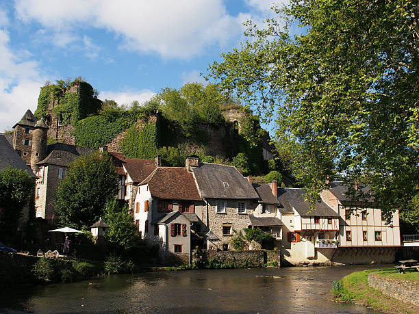 Segur le Chateau village y Auvezere río, Francia - foto de stock