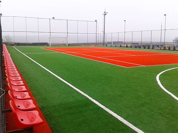 tappeto erboso artificiale campo da calcio in nickel giorno - football field artificial turf end zone turf foto e immagini stock