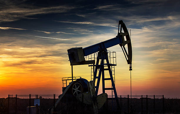 istock Operating oil and gas well 186980561
