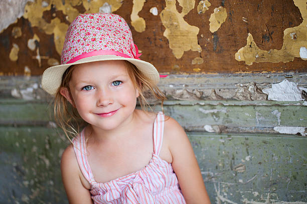 piccola ragazza ritratto all'aperto - cuba child little girls wall foto e immagini stock