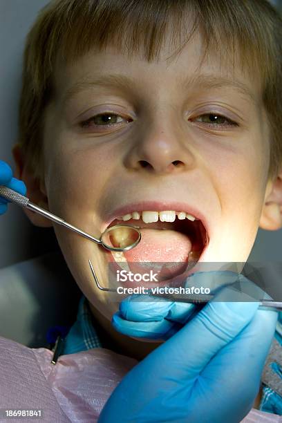 Ragazzino Con Un Medico In Chirurgia Dentale - Fotografie stock e altre immagini di Adulto - Adulto, Ambientazione interna, Ambulatorio dentistico