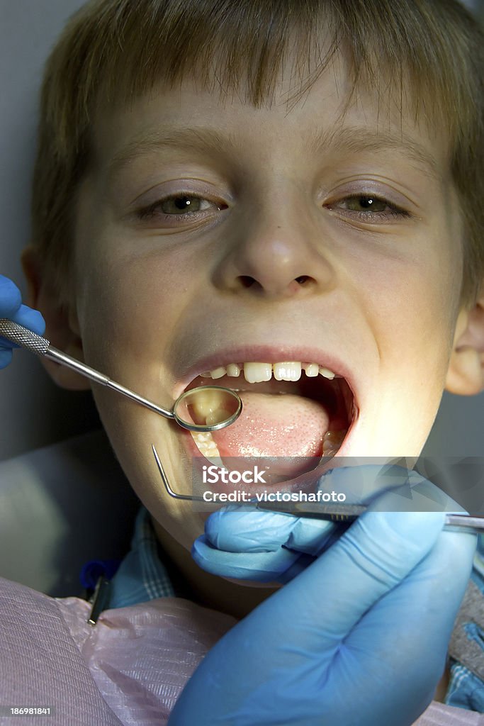 Menino com um médico na Cirurgia Dentista - Foto de stock de Aberto royalty-free