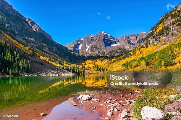 Herbst Farben In Maroon Bells Und Lake Stockfoto und mehr Bilder von Alpenglühen - Alpenglühen, Aspen - Colorado, Berg