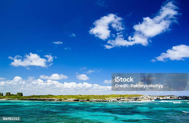 Mar Foto de stock y más banco de imágenes de Aire libre - Aire libre, Arena, Azul