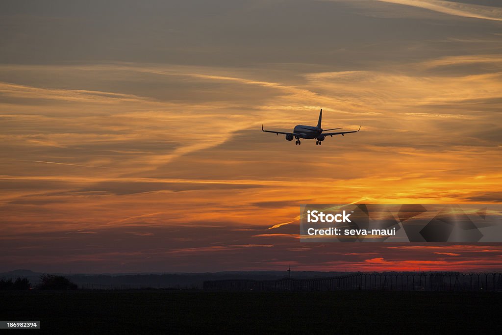 Avion au coucher du soleil - Photo de Atterrir libre de droits