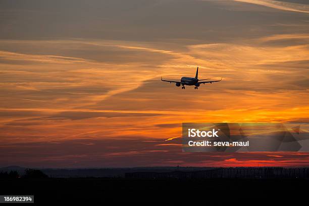 Photo libre de droit de Avion Au Coucher Du Soleil banque d'images et plus d'images libres de droit de Atterrir - Atterrir, Aviation générale, Avion