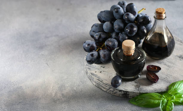 натуральный бальзамический уксус из темного винограда - wine vinegar стоковые фото и изображения