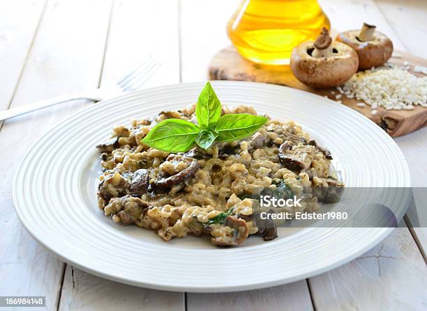 Pilzrisotto Stockfoto und mehr Bilder von Risotto - Risotto, Speisepilz - Gemüse, Basilikum