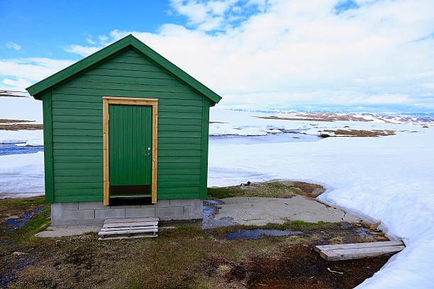 ficar ausente reclusão fuga cabine na noruega, na escandinávia - cabin snow finland lapland imagens e fotografias de stock
