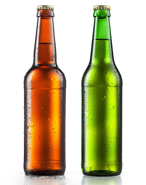 botellas de cerveza con gotas de agua sobre fondo blanco - bitter beer bottle alcohol beer fotografías e imágenes de stock
