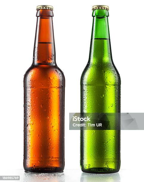 Botellas De Cerveza Con Gotas De Agua Sobre Fondo Blanco Foto de stock y más banco de imágenes de Botella de cerveza