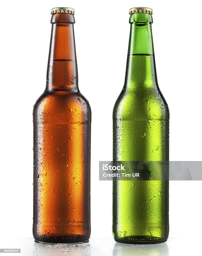 Bottiglie di birra con gocce d'acqua su sfondo bianco - Foto stock royalty-free di Bottiglia di birra