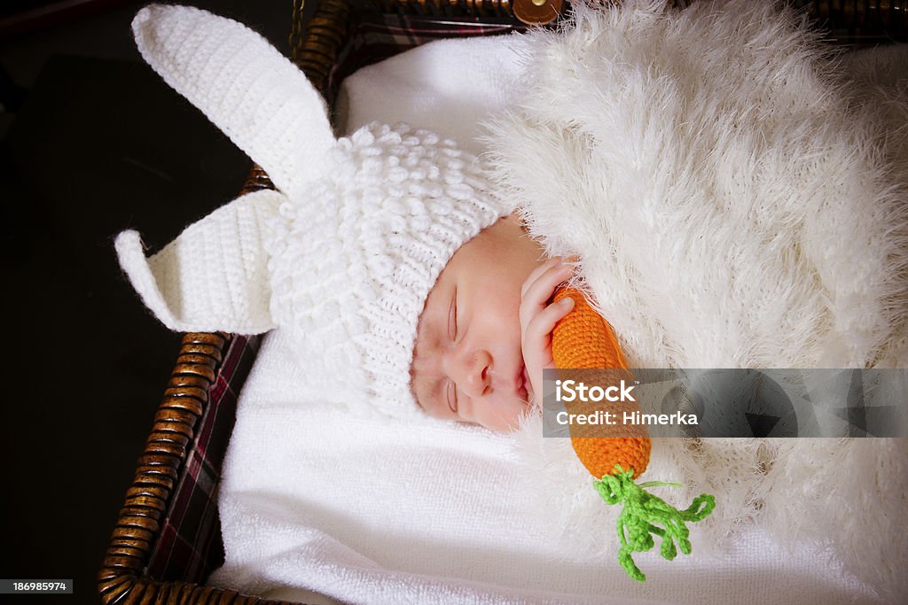 Bebé dormir en traje de un conejo - Foto de stock de Alegría libre de derechos