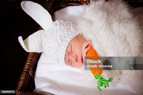 Bebé Dormir En Traje De Un Conejo Foto de stock y más banco de imágenes de Alegría - Alegría, Animal, Bebé