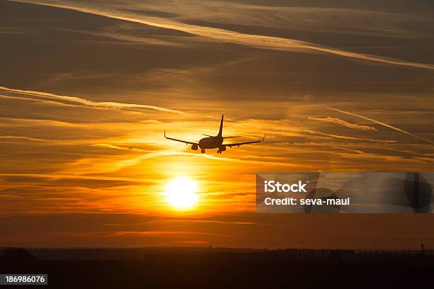 Samolot Na Zachód Słońca - zdjęcia stockowe i więcej obrazów Czarny kolor - Czarny kolor, Dramatyczne niebo, Fotografika