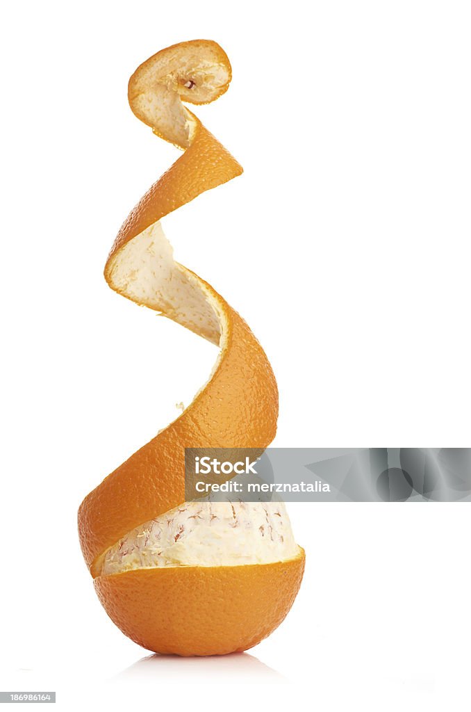 Naranja con espiral pelados de la piel - Foto de stock de Aguja - Chapitel libre de derechos