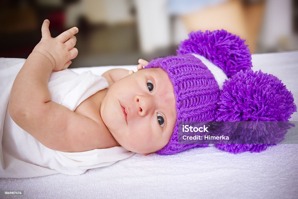 El bebé en un tejido violeta - Foto de stock de Accesorio de cabeza libre de derechos