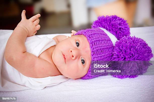 El Bebé En Un Tejido Violeta Foto de stock y más banco de imágenes de Accesorio de cabeza - Accesorio de cabeza, Acostado, Adulto