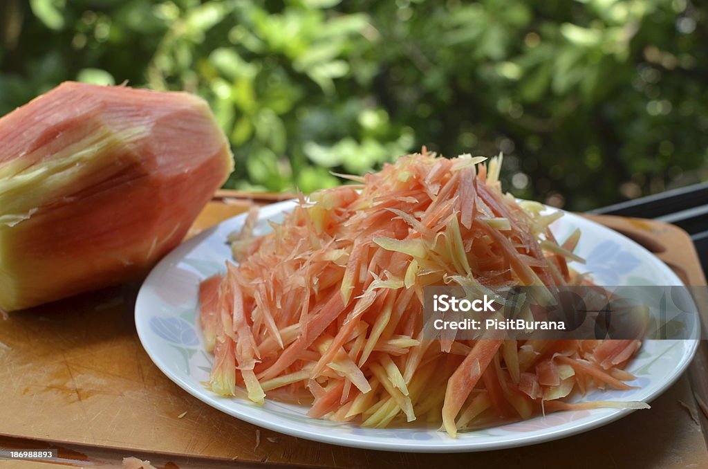 Pedaços de semi-papaia maduras na tábua de madeira - Foto de stock de Agricultura royalty-free