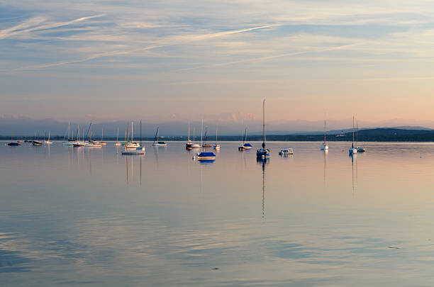 парусные на озеро ammersee - ammersee стоковые фото и изображения