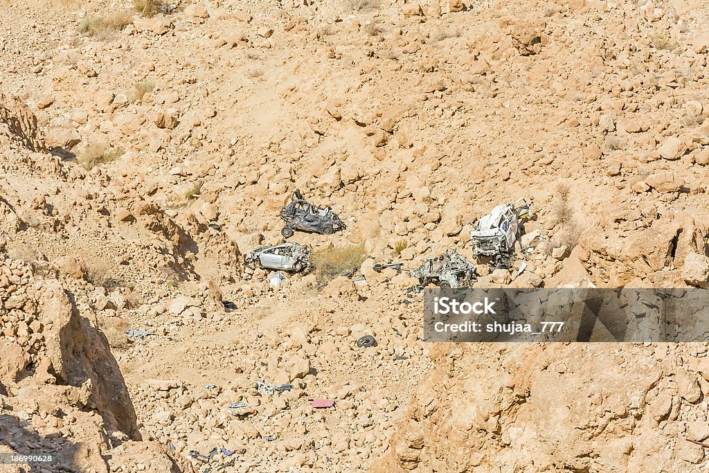 Berglandschaft mit Überreste gecrasht Autos in der Umgebung - Lizenzfrei Anhöhe Stock-Foto