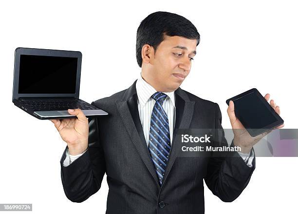 Geschäftsmann Holding Laptop Und Tablet Stockfoto und mehr Bilder von Asiatischer und Indischer Abstammung - Asiatischer und Indischer Abstammung, Berufliche Beschäftigung, Berührungsbildschirm