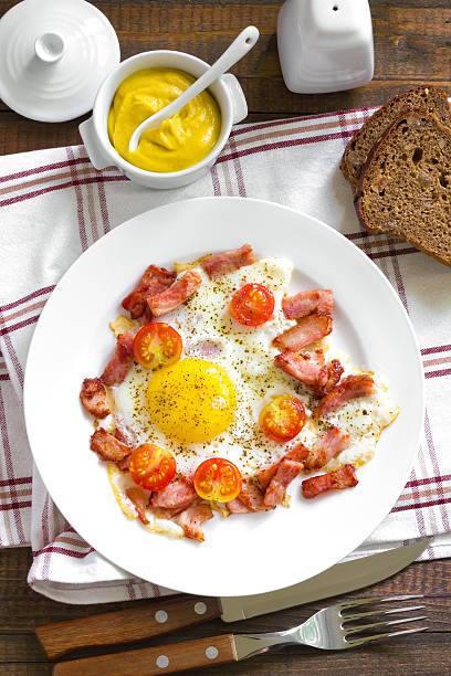 ovos fritos com bacon - lard close up pasta eggs - fotografias e filmes do acervo