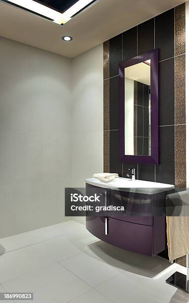 Foto de Banheiro Moderno e mais fotos de stock de Artigo de decoração - Artigo de decoração, Banheira, Banheiro doméstico