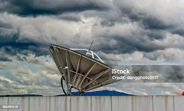 Antena Parabólica Cerca De Chonburi Tailandia Foto de stock y más banco de imágenes de Aire libre - Aire libre, Aparato de telecomunicación, Azul