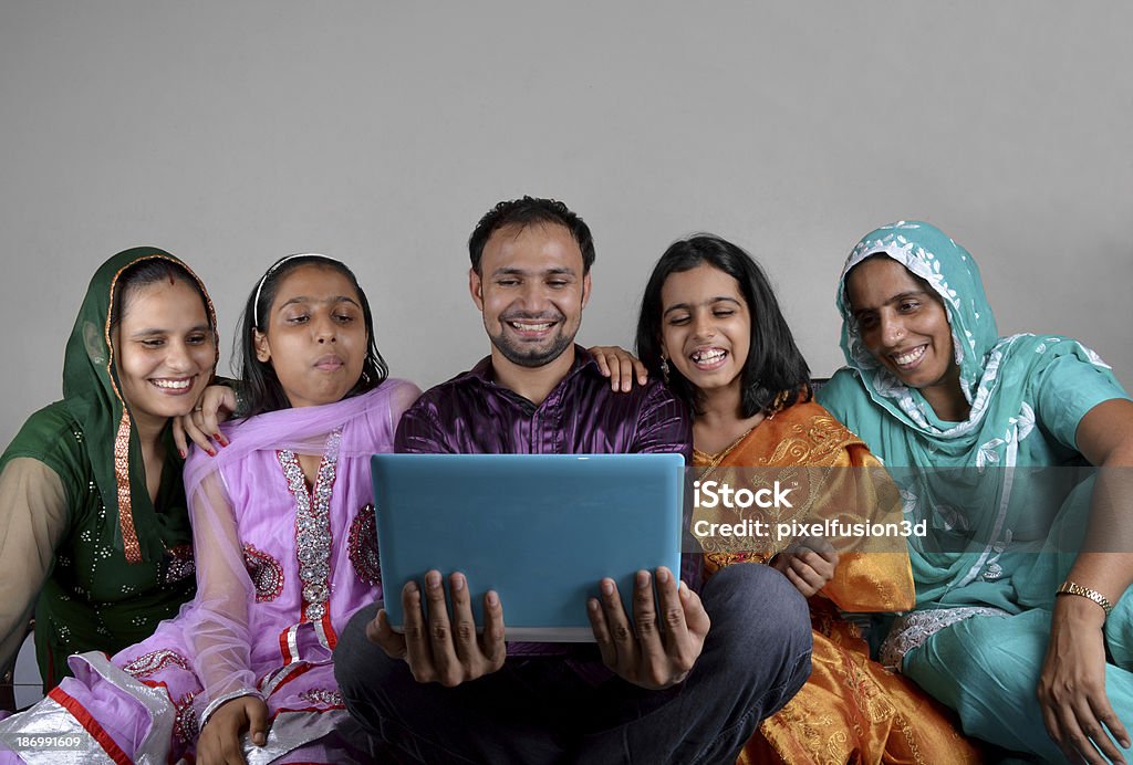 Indian família alegre, usando o Laptop - Foto de stock de Adolescente royalty-free