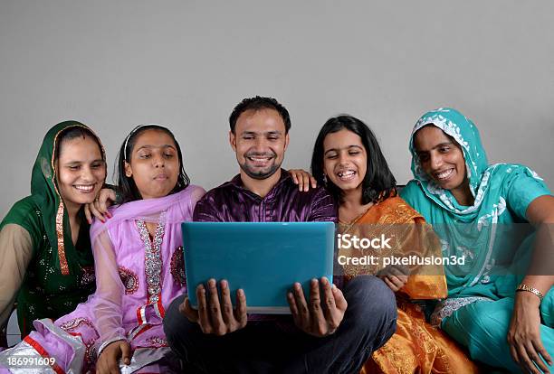 Foto de Indian Família Alegre Usando O Laptop e mais fotos de stock de Adolescente - Adolescente, Adolescentes Meninas, Adulto