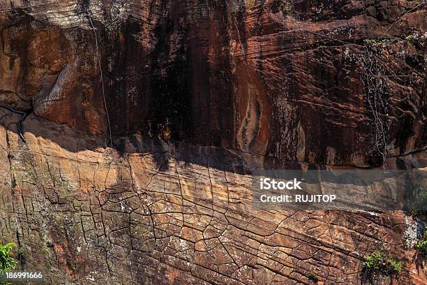 Cliff De Montaña Rock Foto de stock y más banco de imágenes de Acantilado - Acantilado, Aire libre, Azul