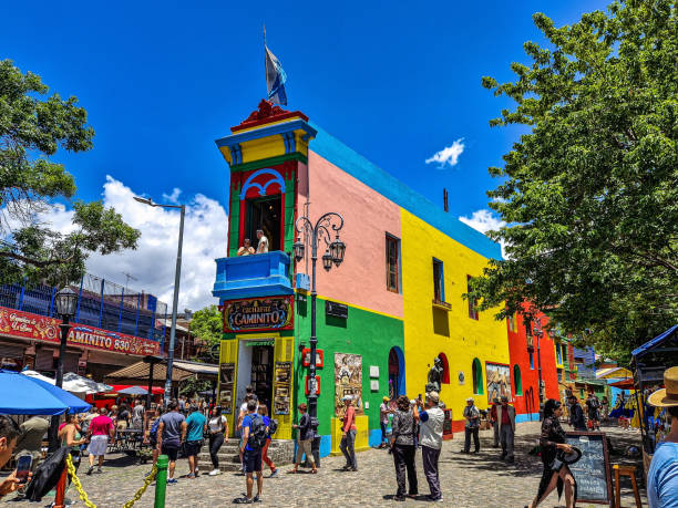 edifícios coloridos na rua caminito em la boca em buenos aires, argentina. - buenos aires argentina south america la boca - fotografias e filmes do acervo