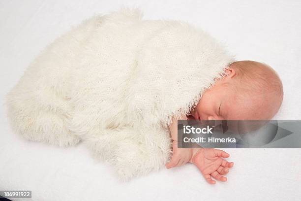 El Bebé Duerme Foto de stock y más banco de imágenes de Acostado - Acostado, Almohada, Bebé