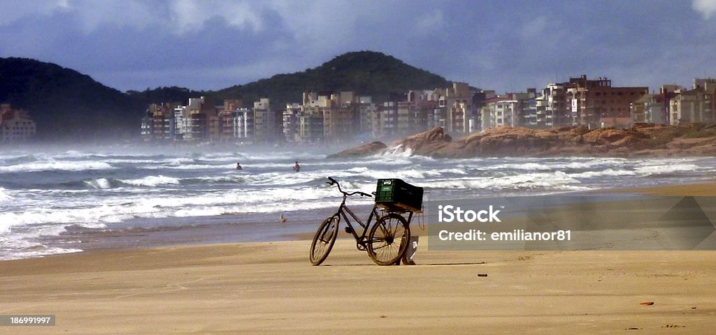 una mirada la ville. - Photo de Cycle libre de droits