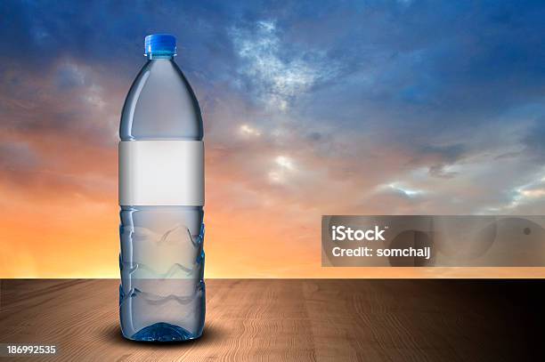 Flasche Wasser Und Glas Stockfoto und mehr Bilder von Eis - Eis, Wasserflasche, Behälter