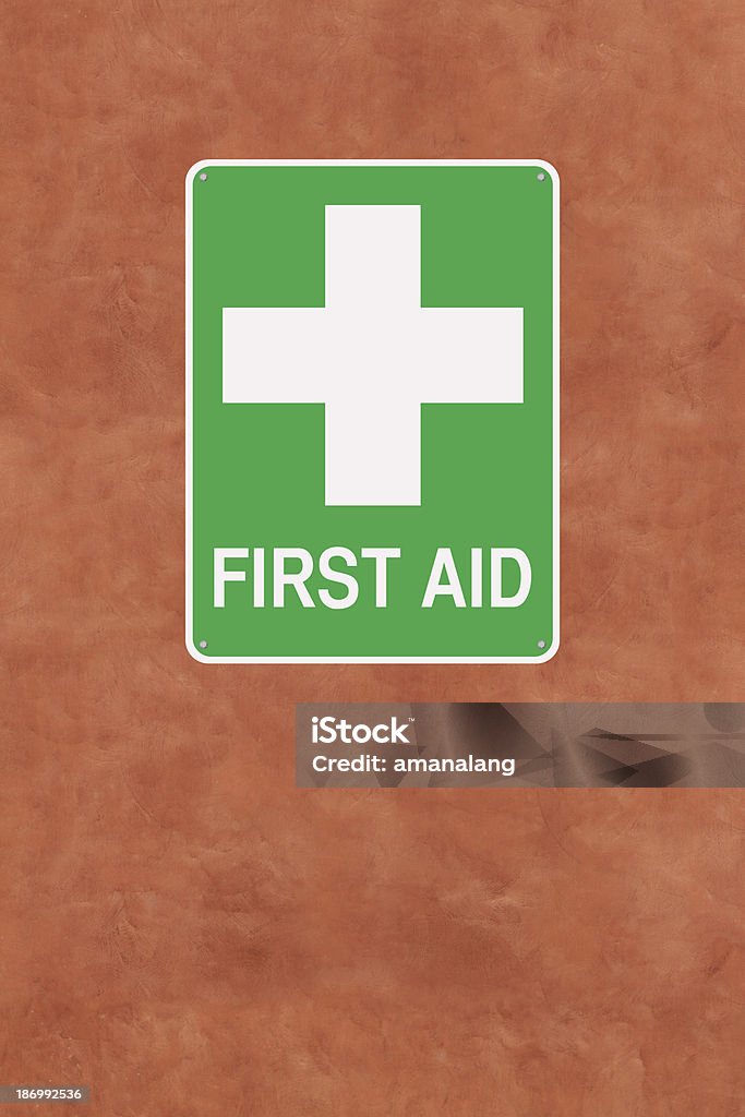 Erste Hilfe-Hinweisschild - Lizenzfrei Betonwand Stock-Foto
