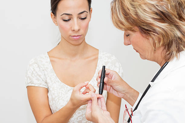prueba de diabetes - diabetes human pregnancy women blood sugar test fotografías e imágenes de stock